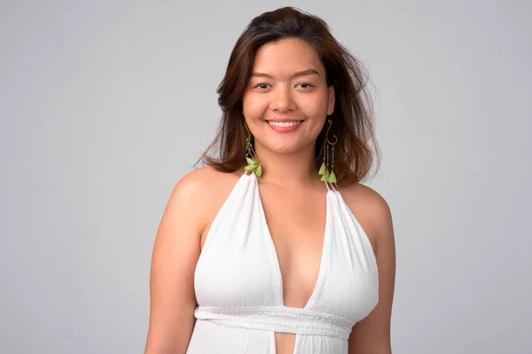 Retrato de feliz joven hermosa mujer asiática sonriendo listo para el verano —  Fotos de Stock