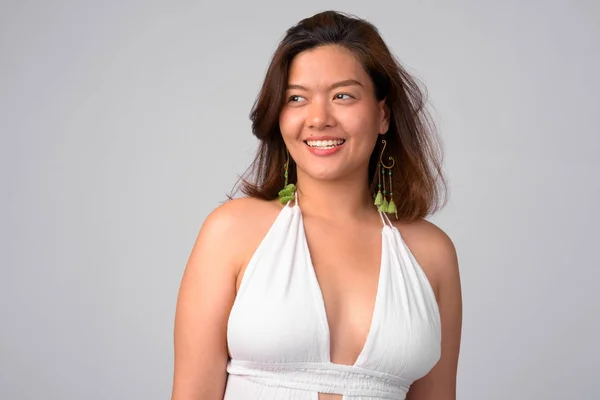 Портрет щасливі молодих красивих азіатських жінка мислення готуємося до літа — стокове фото