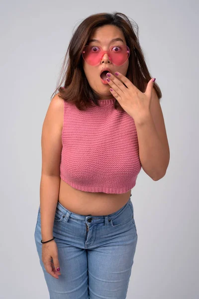 Ung Vacker asiatisk kvinna med hjärtat formade glasögon ser chockad — Stockfoto
