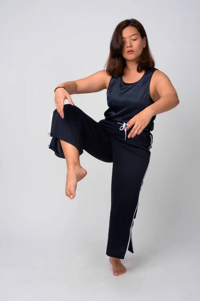Junge schöne asiatische Frau tanzt und steht auf einem Bein — Stockfoto
