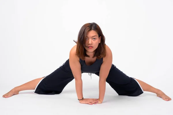Ganzkörperschuss von jungen schönen asiatischen Frau tun Split — Stockfoto