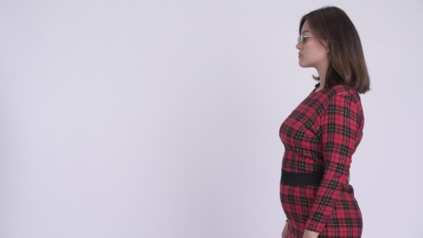 Pohled mladé krásné asijské podnikatelka s rukama zkříženýma na profilu — Stock video