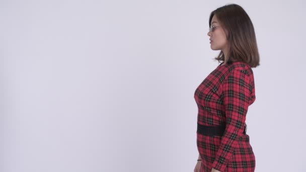 Beyaz Arka Plan Kırmızı Elbise Genç Güzel Asya Kadını Stüdyo — Stok video