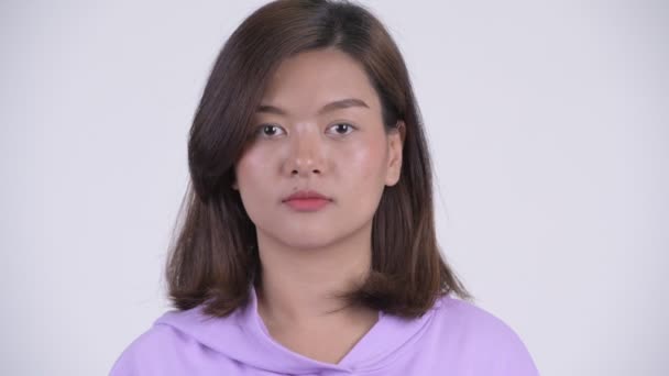 A boldog fiatal, gyönyörű ázsiai nő arca mosolyog — Stock videók