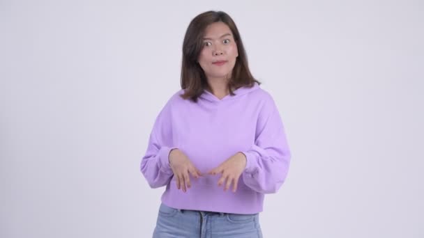 Jovem bela mulher asiática apresentando algo — Vídeo de Stock