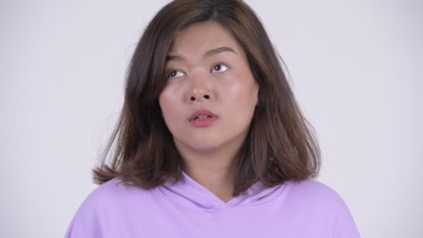 Genç stresli Asyalı kadın arıyorum çehresini bıkkın ve yorgun — Stok video