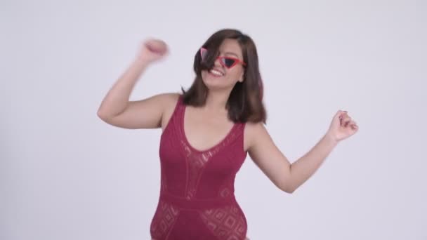 Молодая счастливая азиатская туристка с поднятыми кулаками — стоковое видео