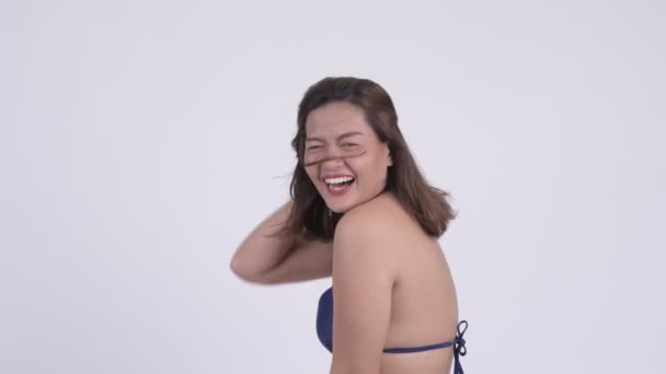 Estudio Joven Hermosa Turista Asiática Bikini Sobre Fondo Blanco — Vídeo de stock