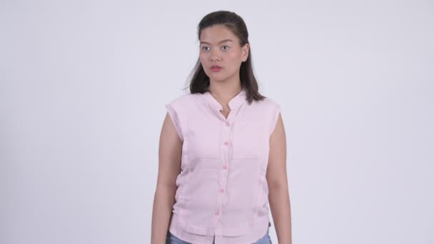 Glada unga vackra asiatiska affärskvinna tänkande — Stockvideo