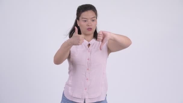 Jonge mooie Aziatische zakenvrouw beslissingen — Stockvideo