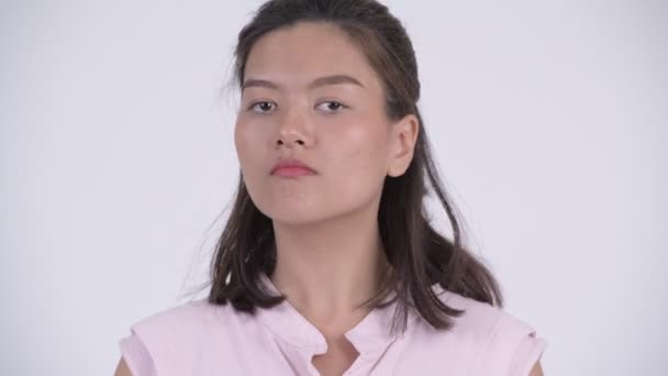 Beyaz Arka Planda Genç Güzel Asyalı Kadınının Stüdyo Çekimi — Stok video