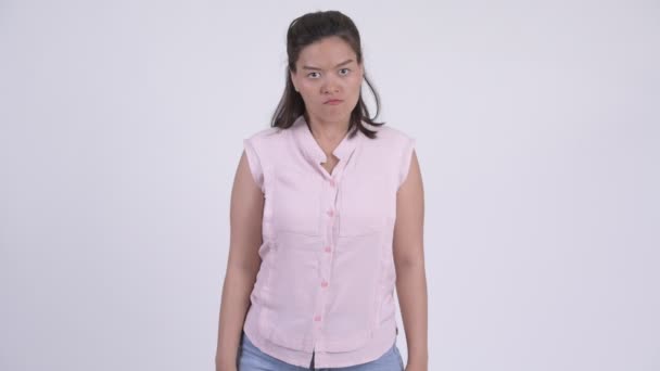 Unga allvarliga asiatiska affärskvinna med stop gest med armar — Stockvideo