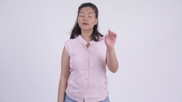 Unga allvarliga asiatiska affärskvinna med stop gest — Stockvideo