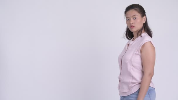 Profiel te bekijken van jonge gelukkig Aziatische zakenvrouw glimlachend met gekruiste armen — Stockvideo
