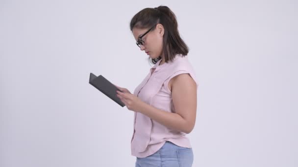 Perfil de la joven mujer de negocios asiática leyendo libro y siendo llevado — Vídeo de stock