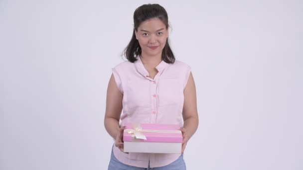 Jovem mulher de negócios asiática feliz dando caixa de presente — Vídeo de Stock