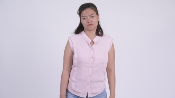 Jonge Aziatische zakenvrouw openen van de doos van de gift en steeds boos — Stockvideo