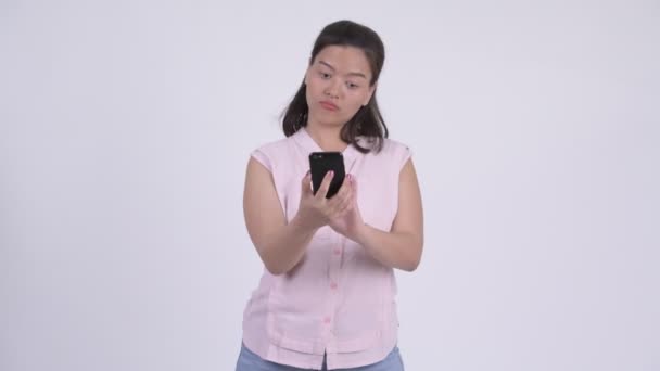 Jeune femme d'affaires asiatique heureux penser tout en utilisant le téléphone — Video