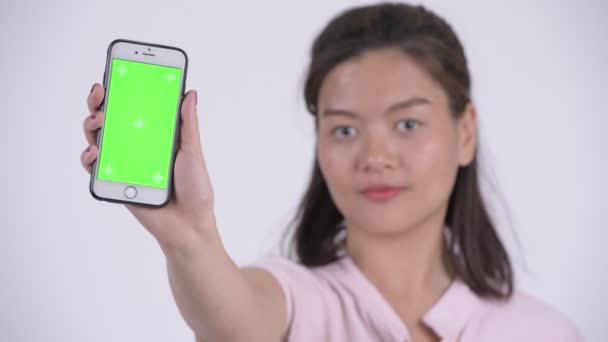 年轻快乐的亚洲女商人展示手机的脸 — 图库视频影像