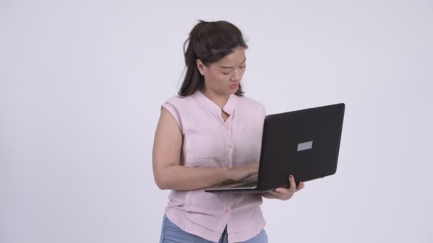 年轻快乐的亚洲女商人使用笔记本电脑 — 图库视频影像