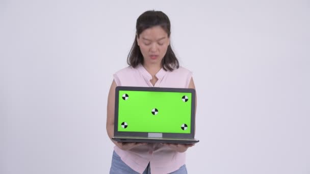 젊은 행복 아시아 사업가 노트북을 표시 하 고 보고 놀 — 비디오