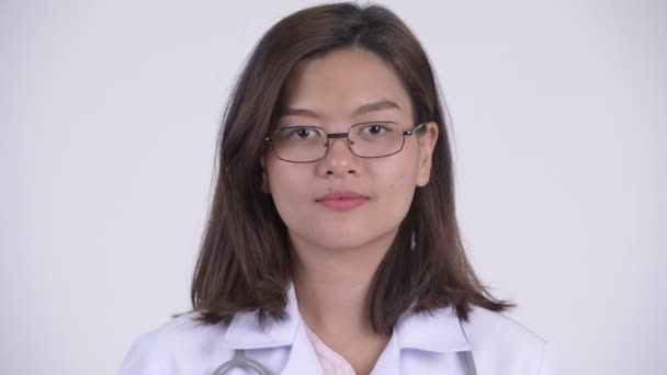 Volto di felice giovane bella donna asiatica medico sorridente — Video Stock