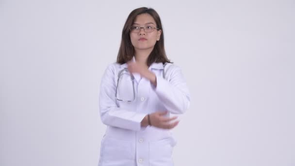 Szczęśliwy młody piękny Asian kobieta lekarz myśli — Wideo stockowe