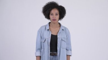 Afro saçlı genç güzel Afrika kadın