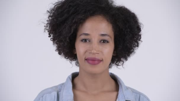 Tvář mladého šťastný Afričanka s úsměvem a Afro vlasy — Stock video