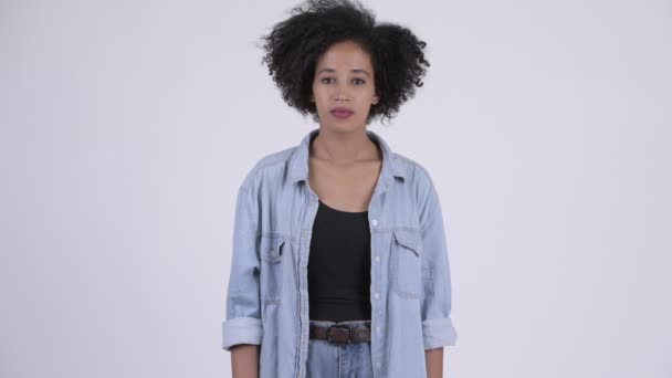 Heureuse jeune belle femme africaine aux cheveux afro souriants — Video