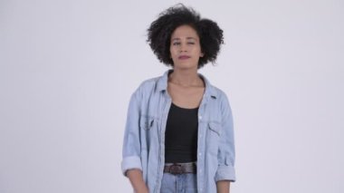 Düşünme ve ararken genç güzel Afrikalı kadın