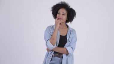 Mutlu genç güzel Afrikalı kadın düşünme
