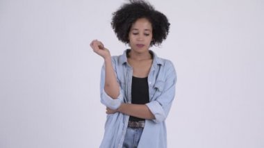 Düşünme ve aşağı bakıyor genç ciddi Afrikalı kadın