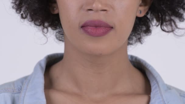 笑って幸せな若い美しいアフリカ女のクローズ アップ — ストック動画