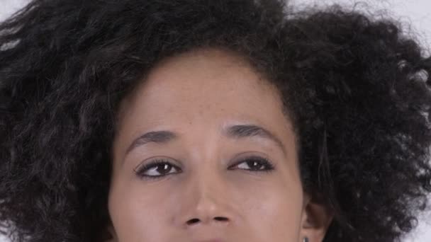 Ojos de joven hermosa mujer africana con pelo afro pensando — Vídeo de stock