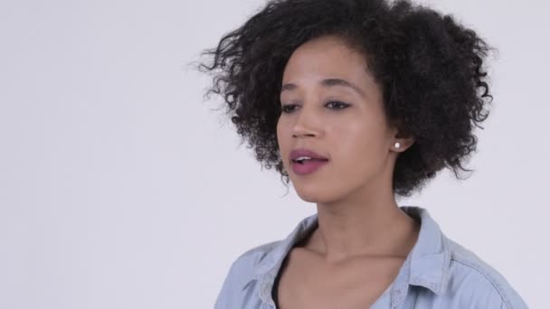 Ansikte av unga vackra afrikanska kvinnan talar — Stockvideo