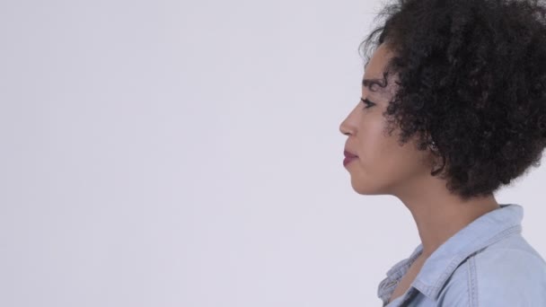 Vista del perfil de primer plano de la joven hermosa mujer africana hablando — Vídeos de Stock