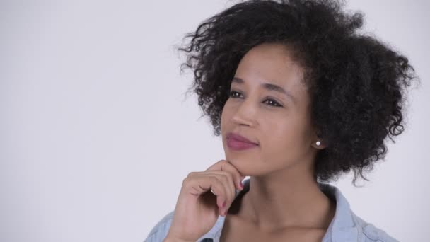 Rostro de feliz joven hermosa mujer africana pensando — Vídeos de Stock