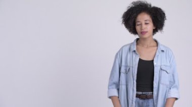 Mutlu genç güzel Afrikalı kadın bir şeyler gösteriyor
