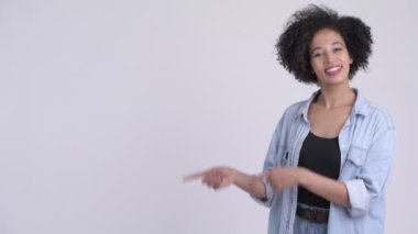 Mutlu genç güzel Afrikalı kadın bir şeyler gösteriyor