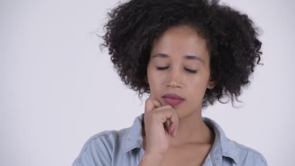 Estudio Joven Hermosa Mujer Africana Con Pelo Afro Sobre Fondo — Vídeos de Stock