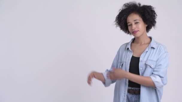 Boldog fiatal gyönyörű afrikai nő mutatja, valami — Stock videók