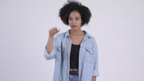 Glücklich junge schöne afrikanische Frau zeigt mit dem Finger — Stockvideo