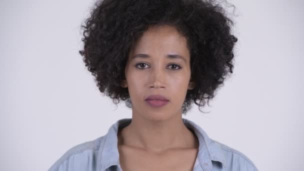 Πρόσωπο νεαρή όμορφη αφρικανική γυναίκα που καλύπτουν τα αυτιά ως έννοια τρεις σοφούς πιθήκους — Αρχείο Βίντεο