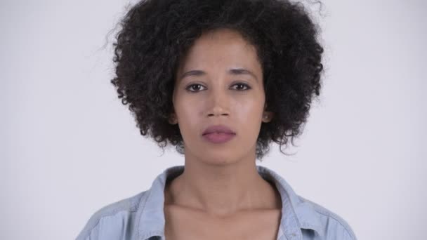 Rostro de joven hermosa mujer africana cubriendo los ojos como tres sabios monos concepto — Vídeos de Stock