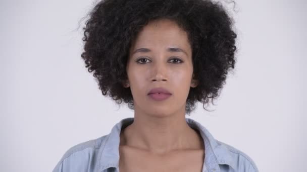 Rostro de joven hermosa mujer africana cubriendo la boca como tres sabios monos concepto — Vídeo de stock