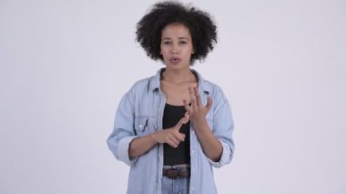Genç güzel Afrikalı kadın bir şeyler açıklamaya