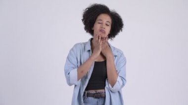Beyaz arka plan karşı Afro saçlı genç güzel Afrikalı kadın stüdyo çekim