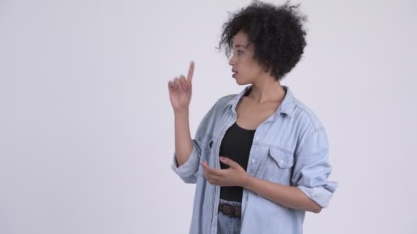 Joven hermosa mujer africana explicando algo — Vídeo de stock