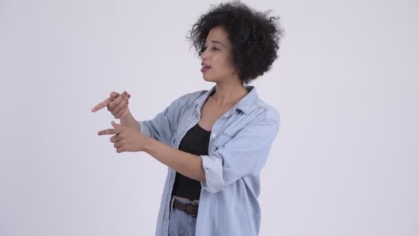 Jonge mooie Afrikaanse vrouw iets presenteren — Stockvideo